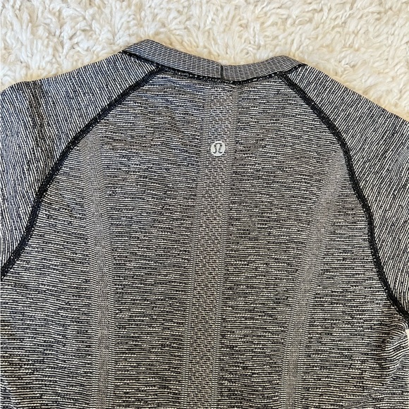 Lululemon Swiftly Short Sleeve Shirt Size 2 Black / Grey - Picture 2 of 4